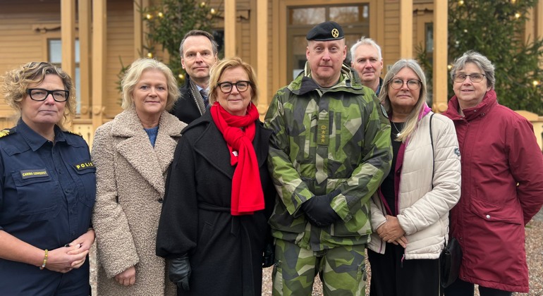 Gruppbild på personer utomhus