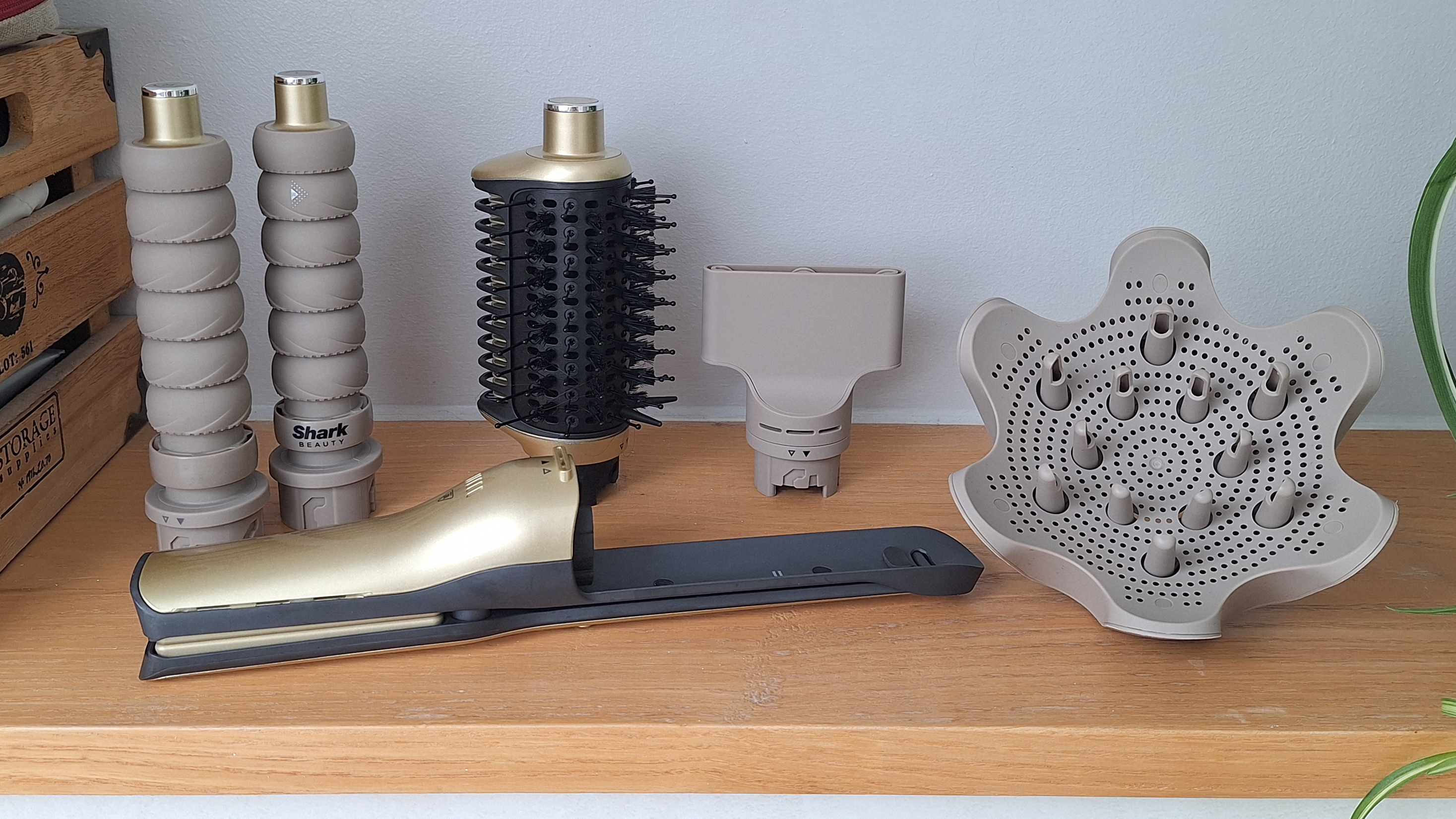 Alla tillbeh&ouml;r till Shark Glam Multi-Styler p&aring; en hylla i recensentens badrum.