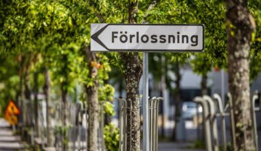 Allt färre barn föds – av allt äldre mödrar