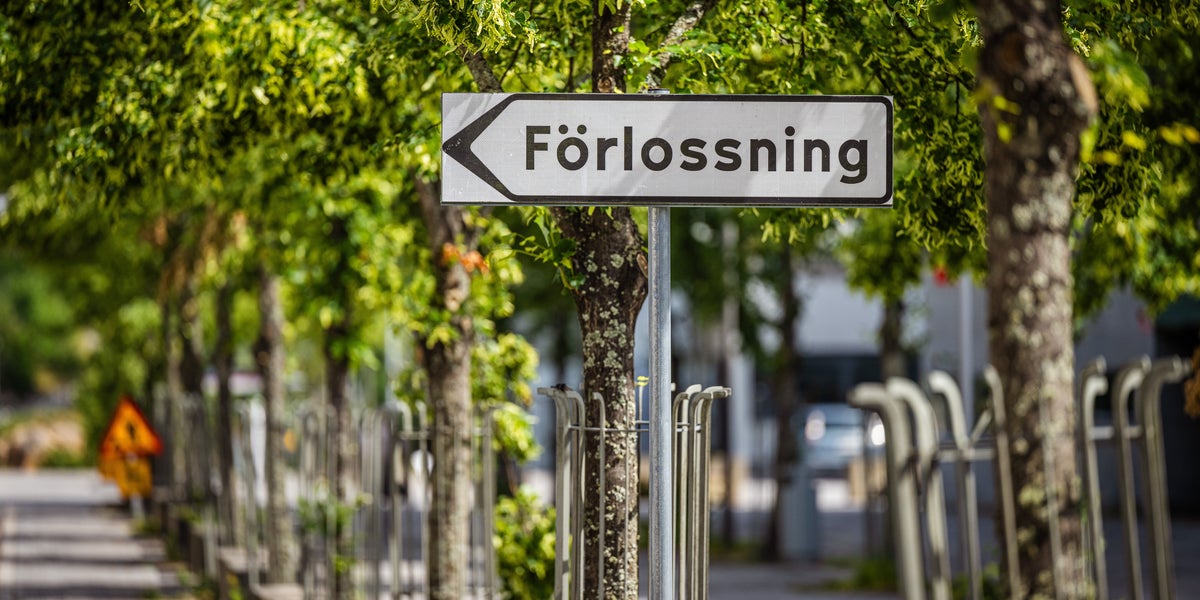 Allt färre barn föds – av allt äldre mödrar