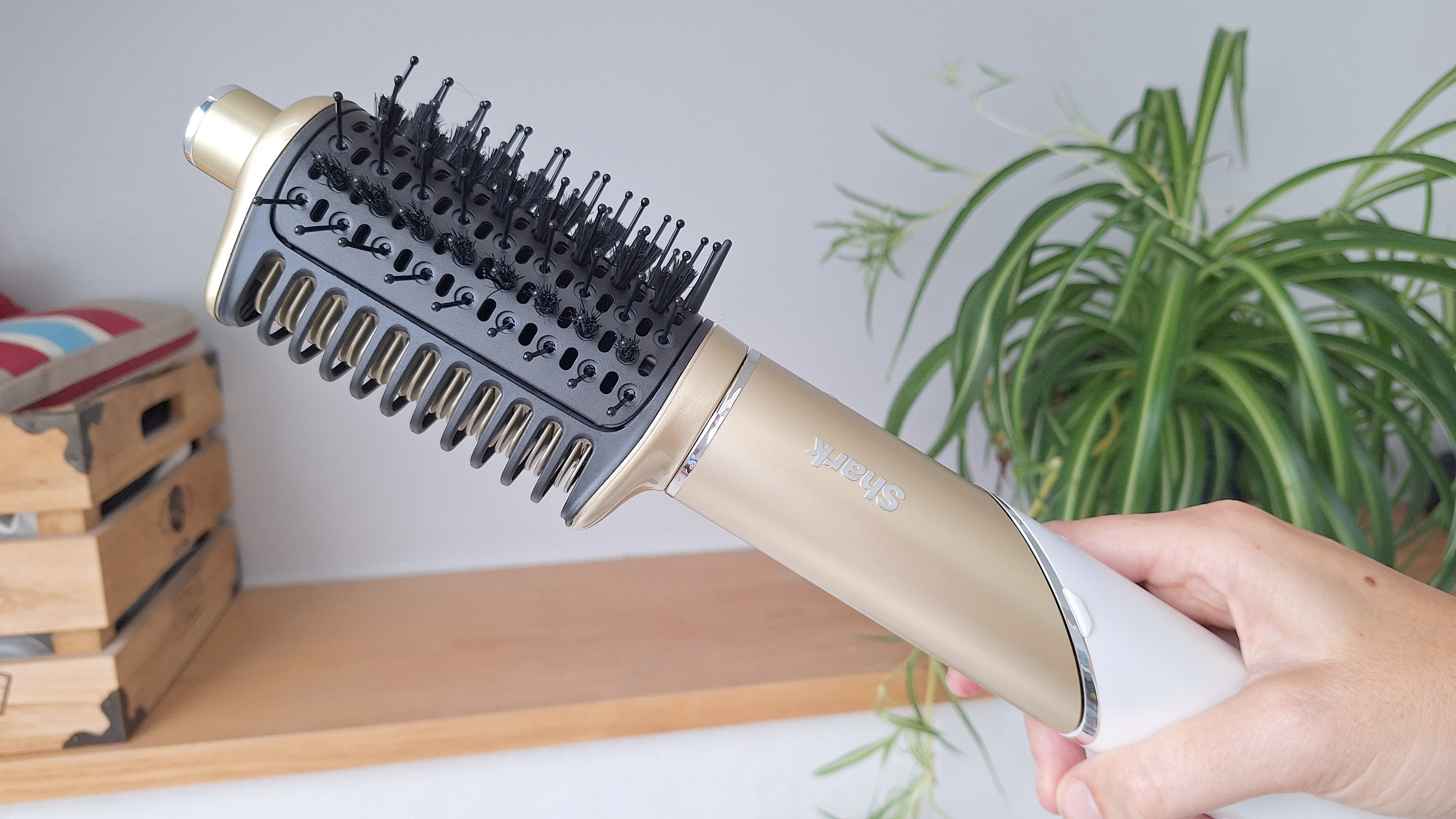 Shark Glam Multi-Styler-verktyget med Glossi-borsten monterad.