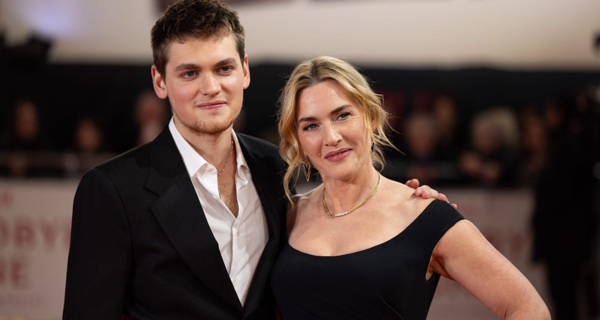 Nu på Netflix: Kate Winslet regisserar sonens manus i juldramat ”Goodbye June”