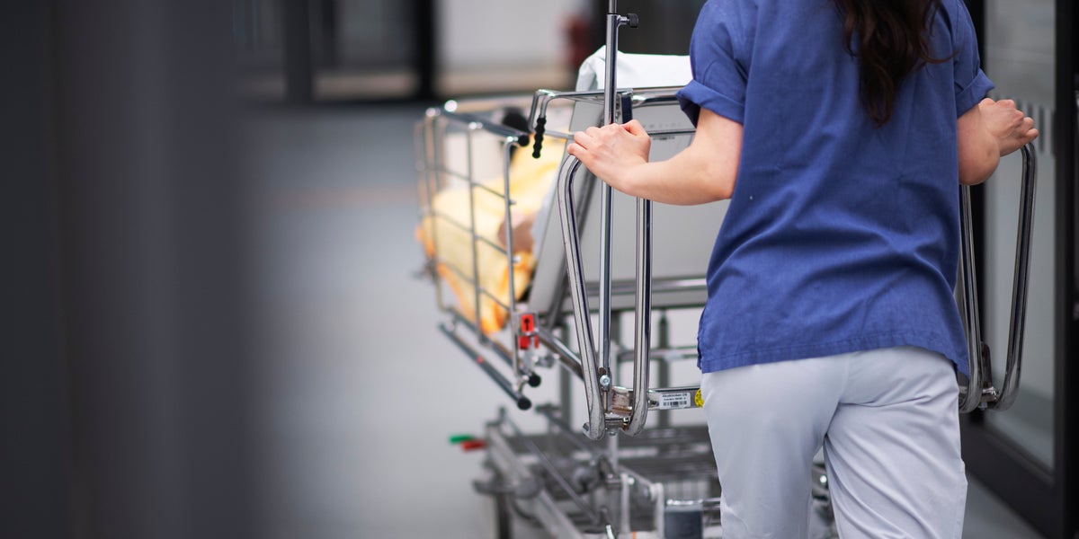 "Vita vårdbyxor – skapar stress under mensen"