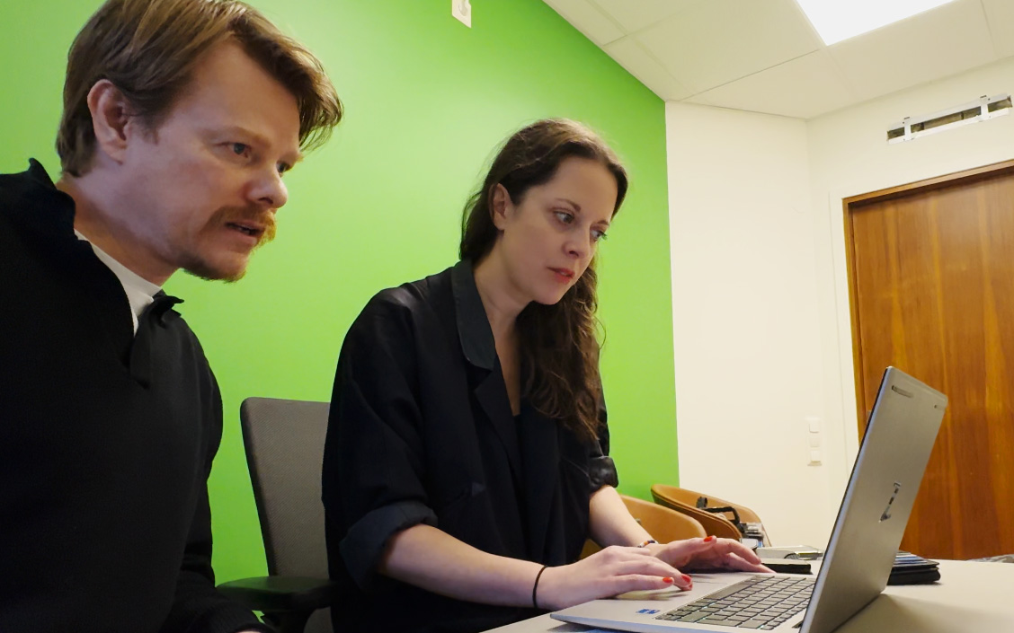 Hem & Hyras reportrar byter adress till ministrarnas fritidshus. Uppgifterna sprider sig hos myndigheter och söktjänster utan att någon verkar reagera.