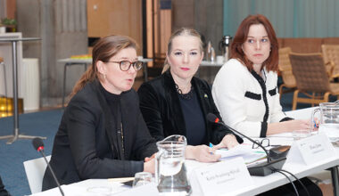 Närbild på statssekreterarna Karin Svanborg-Sjövall, Diana Janse och Sara Modig under mötet. Karin Svanborg-Sjövall talar.