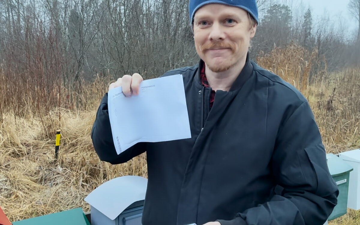 Hem & Hyras reporter beställde ett personbevis till sig själv. Handlingen kom till migrationsminister Johan Forssells brevlåda.