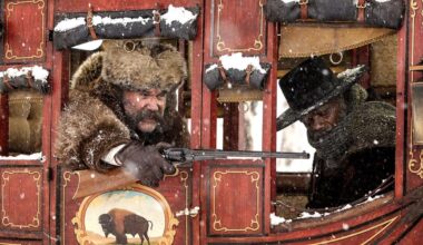 Kurt gillar skjutvapen - och att krossa ovärderliga gitarrer.