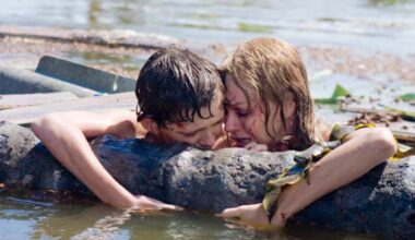 Tom Holland och Naomi Watts håller sig flytande i "The Impossible".