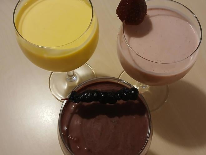 Tre glas med drycker i olika färger