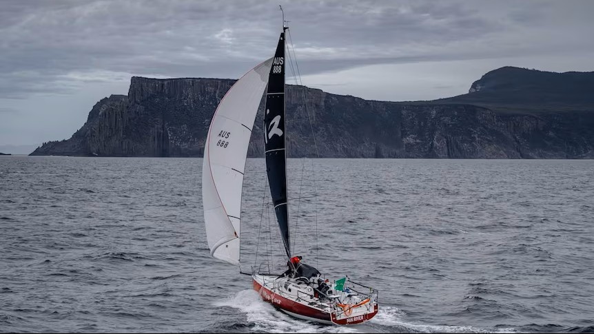 Historisk vändning i 80th Rolex Sydney Hobart Yacht Race när Min River skriver seglingshistoria