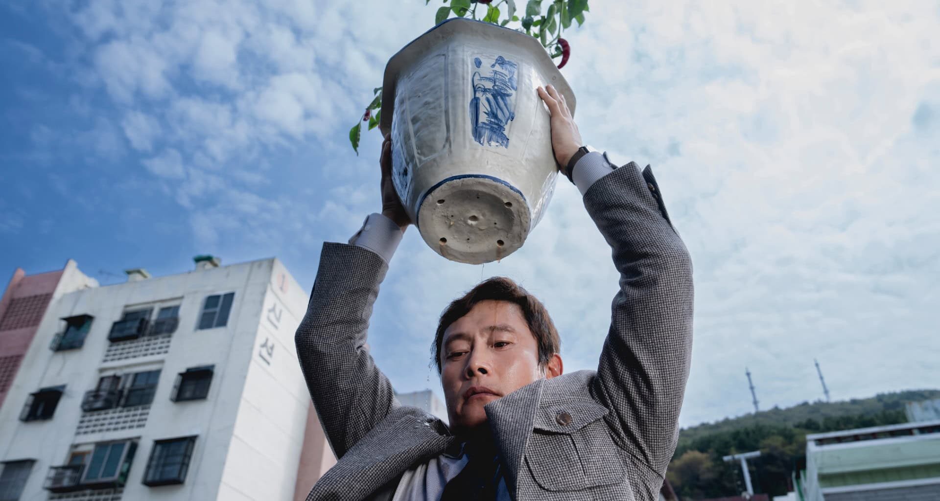 Park Chan-wooks hyllade sydkoreanska långfilm "No Other Choice" är äntligen här.