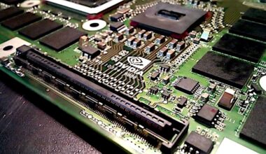 Nvidia halvleare: Analysen bygger i hög grad på ett makroresonemang: att investeringstakten i AI-infrastruktur och datacenter riskerar att toppa, vilket i sin tur kan leda till fallande värderingsmultiplar för leverantörer av AI-hårdvara – i första hand AI-halvledare. Foto: Creative Commons lic, kredit: JacekAbramowicz