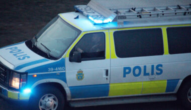 polisbil i utryckning med ett blått ljus