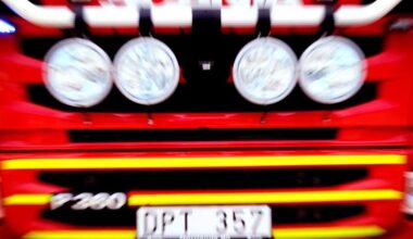 Fyrverkerier sköts mot inglasad balkong – utryckning i centrum