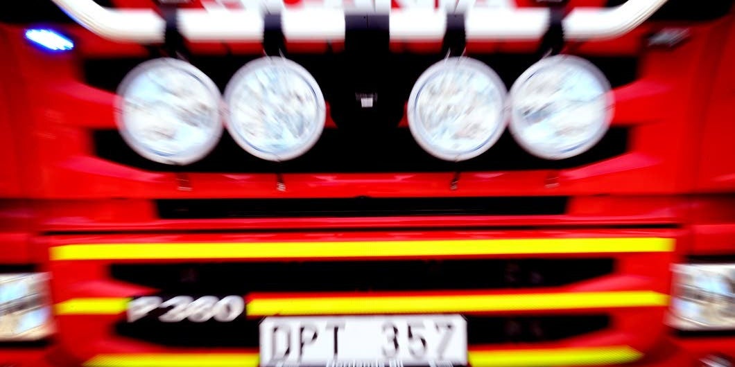 Fyrverkerier sköts mot inglasad balkong – utryckning i centrum