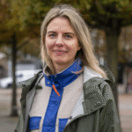 Ett kvinna som står utomhus.