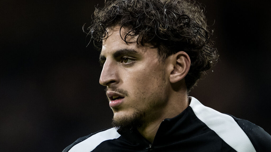 250915 AIKs Taha Ayari inför fotbollsmatchen i Allsvenskan mellan AIK och Brommapojkarna den 15 september 2025 i Stockholm.