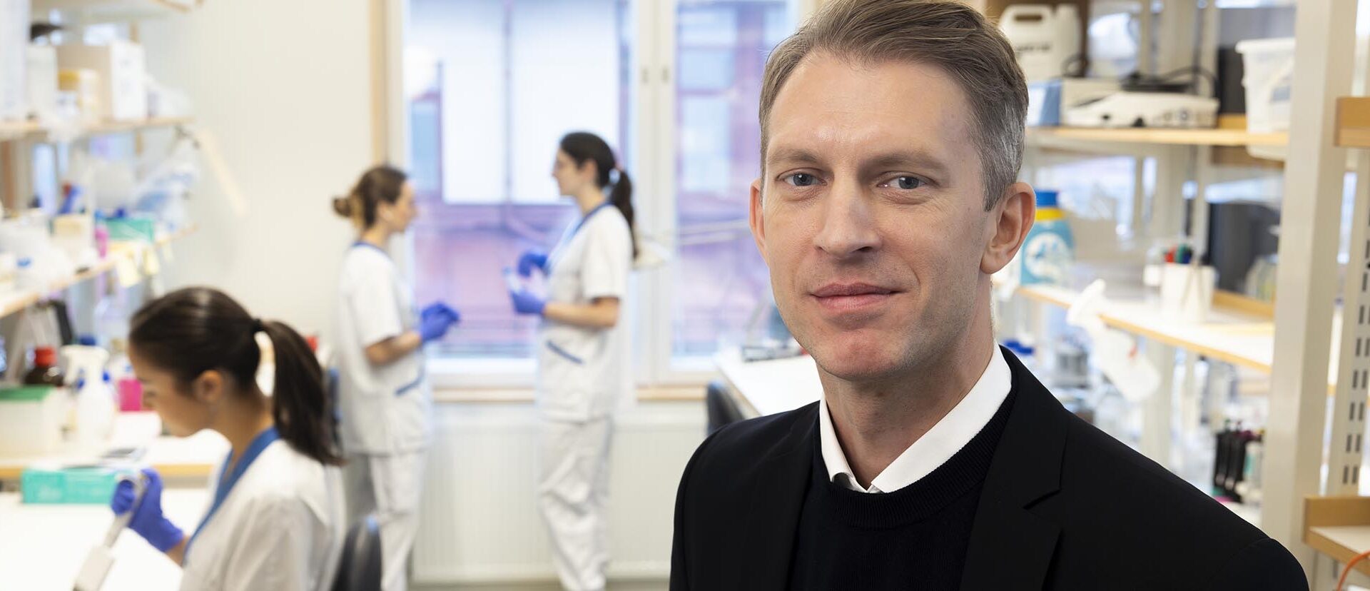 Han bygger broar mot antibiotikaresistens – Uppsala universitet