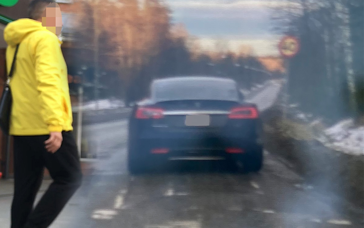 En man körde runt i stugområdet i en svart Tesla och hämtade post. Han hade sålt adresser till ukrainska flyktingar.