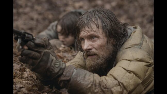 Viggo Mortensen pekar vapen i "The Road".