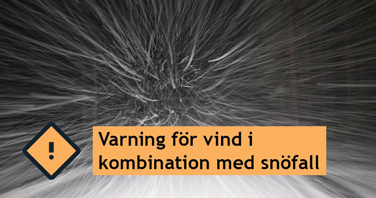 Svartvit bild med snö som yr. En varningsskylt samt texten "Varning för vind i kombination med snöfall".