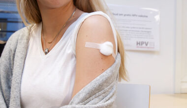 Ett plåster på en arm.