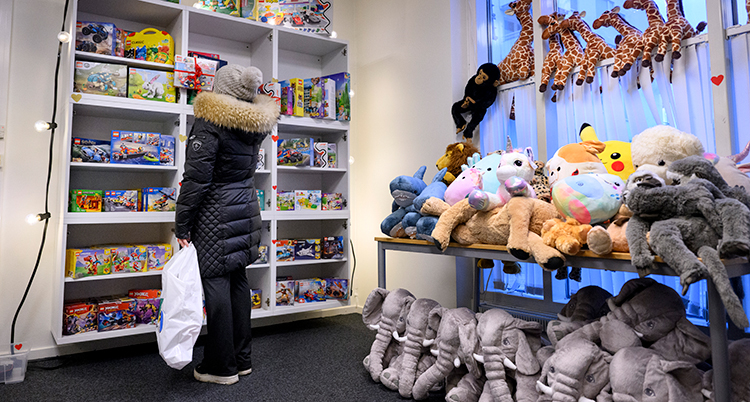 En person har hittat ett paket i en hylla.