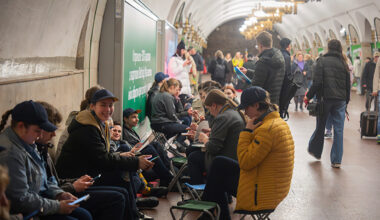 Människorna sitter gångarna till en tunnelbana.