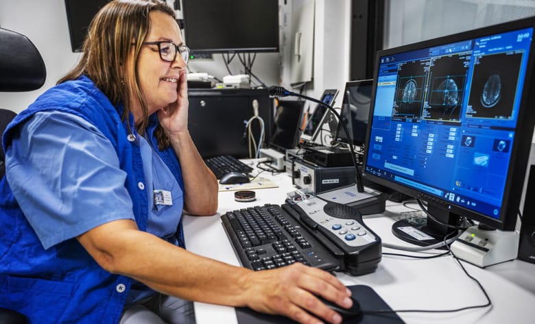 Utvecklingssjuksköterskan Katarina Johansson övervakar MR-undersökningen med Wrad vid datorn.