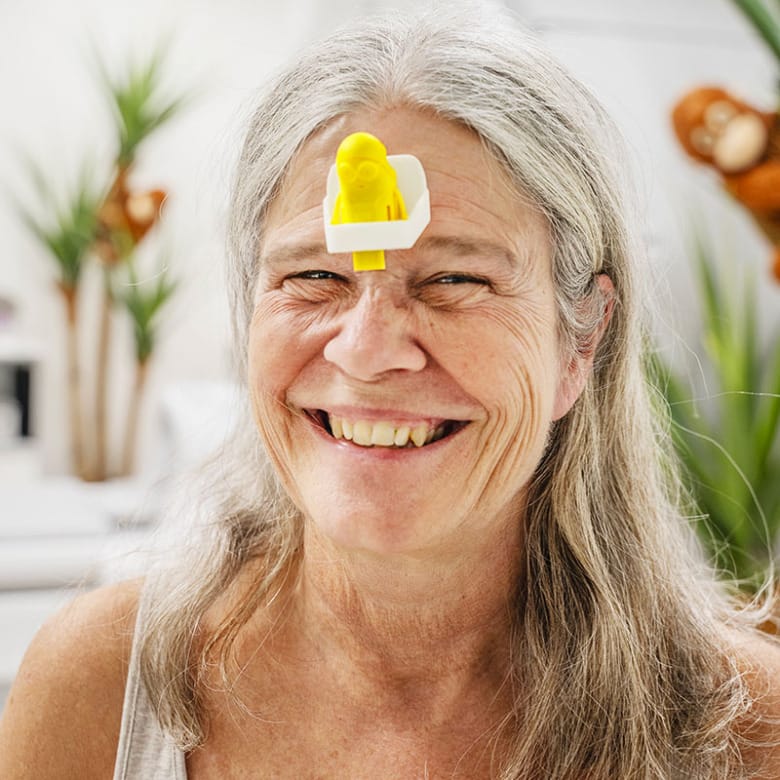 Porträtt på röntgensjuksköterskan Maria Sandell, som har en gul minion-figur - Wrad - i pannan.