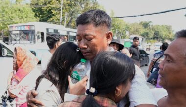 Glädjescener utanför fängelset: ”Min pappa ska släppas”