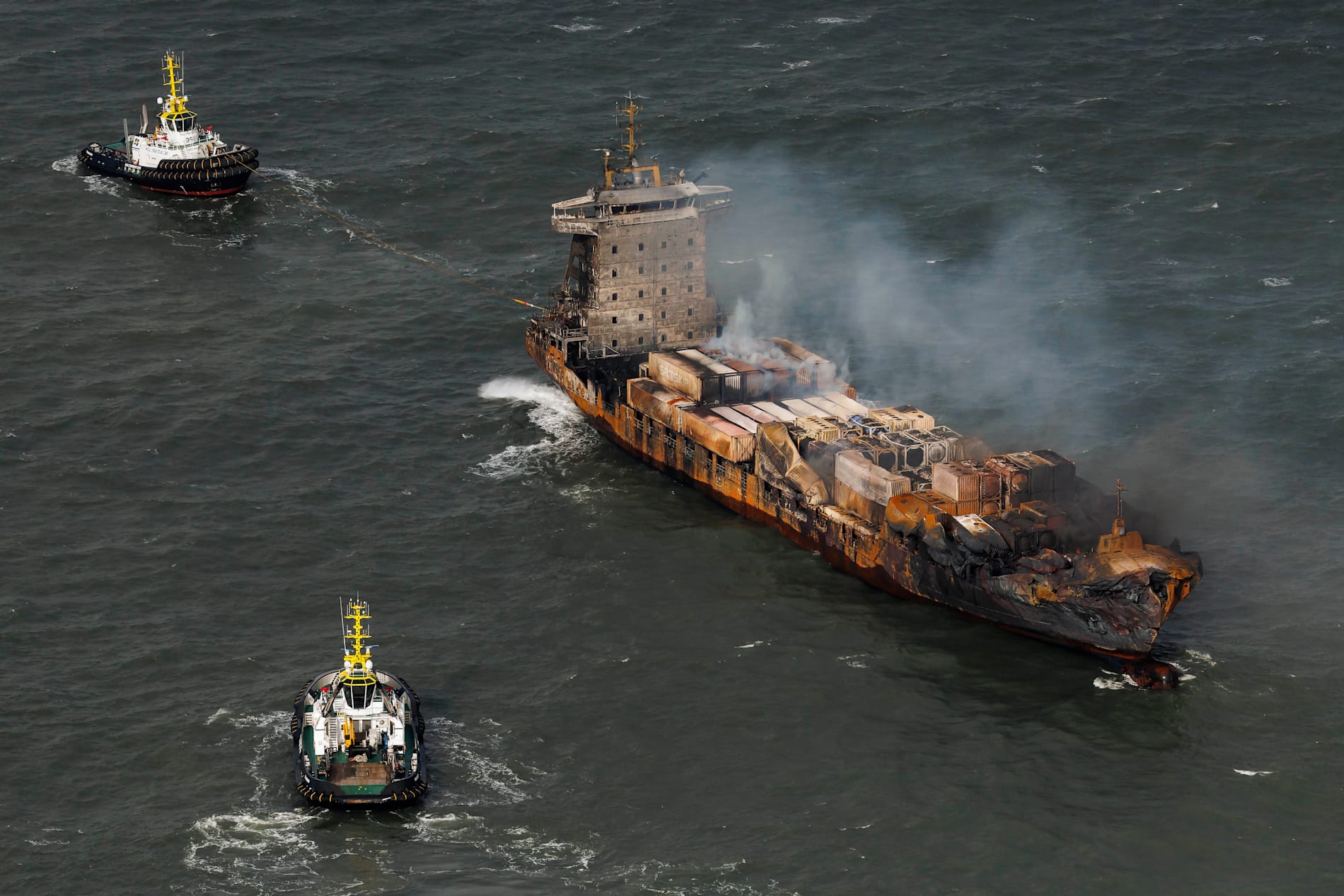 Båda skeppen fattade eld efter olyckan. Här syns efterspelet till elden på Solong den 11 mars, dagen efter kollisionen, förra året.