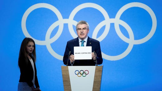 Thomas Bach, då ordförande i Internationella olympiska kommittén, kungjorde att Italien tilldelats vinterspelen 2026.