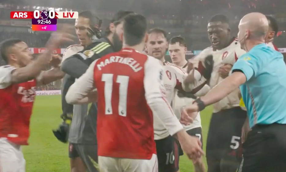Det blev bråk i slutet av matchen mellan Arsenal och Liverpool.
