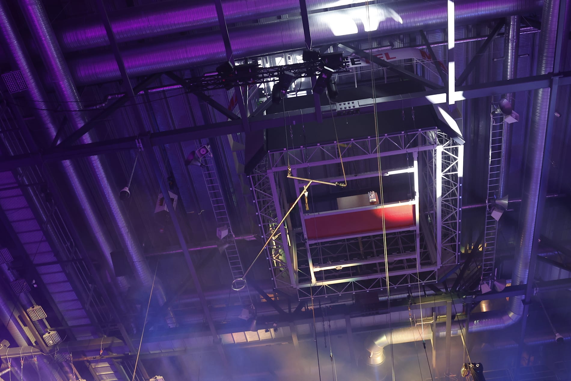 Hans flyganordning satt fast i taket.