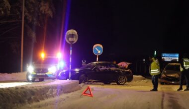 Bilar i olycka på länsväg söder om Uppsala