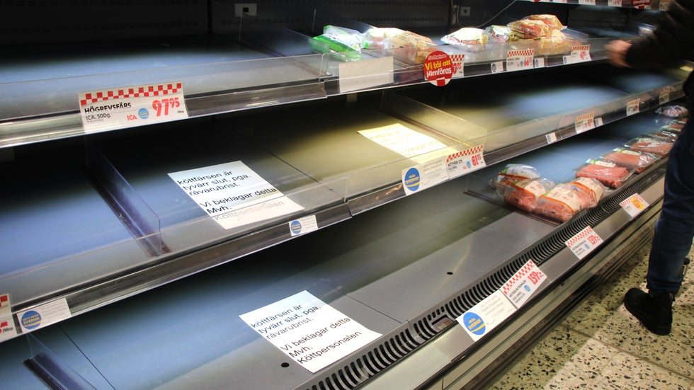 På hyllan ligger lappar:  ”Köttfärsen är tyvärr slut, pga råvarubist. Vi beklagar detta. Mvh Köttpersonalen”. 