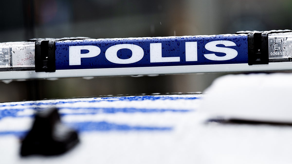 Demonstranter sågade av flaggstång på Brändö – två gripna – Hufvudstadsbladet