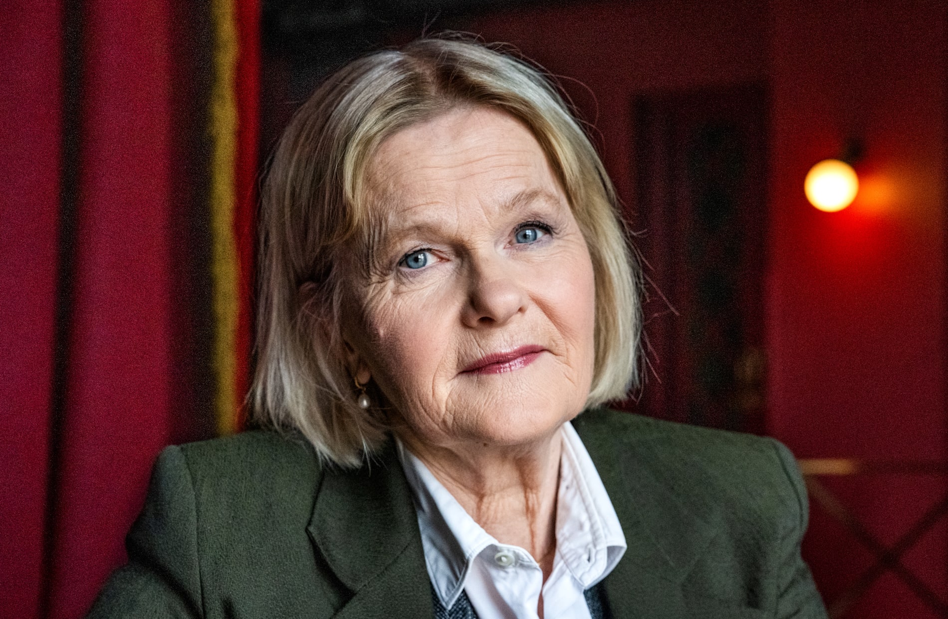 Sissela Kyle belönas med 75 kronor och en kaffepetter.