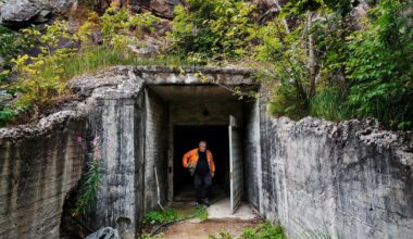 Vad finns i bergrummet som militären sålde för 42 000 kronor?