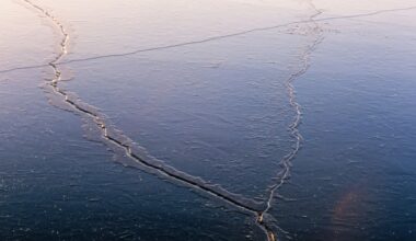 Han höjer varningens finger för isarna – "Det är livsfarligt"