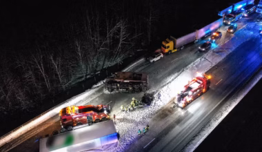 Vält lastbil stoppar trafiken på E4 mellan Ödeshög och Gränna