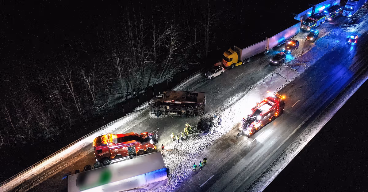 Vält lastbil stoppar trafiken på E4 mellan Ödeshög och Gränna