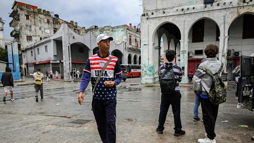 En man i Havanna trotsar regimen genom att bära en USA-tröja.