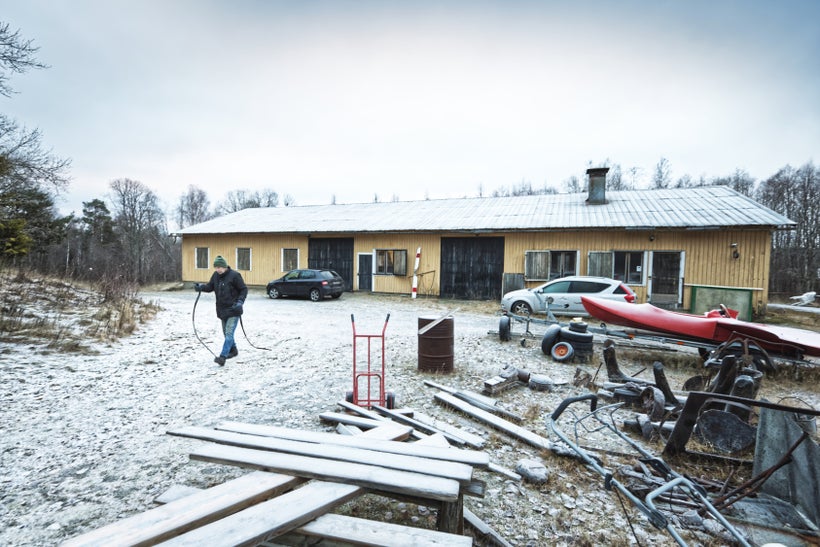 Den gamla övergivna verkstaden är numera Åke Fäktenmarks hem i Nyadal, Kramfors. 