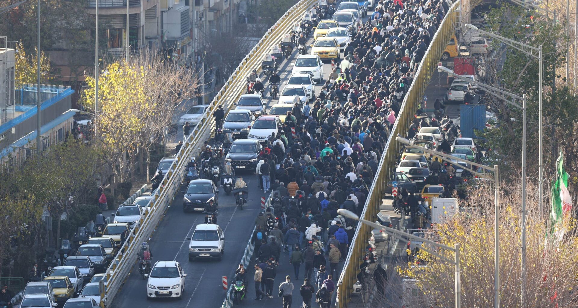 Våldsamma protester i Iran: ”Död åt diktatorn!”