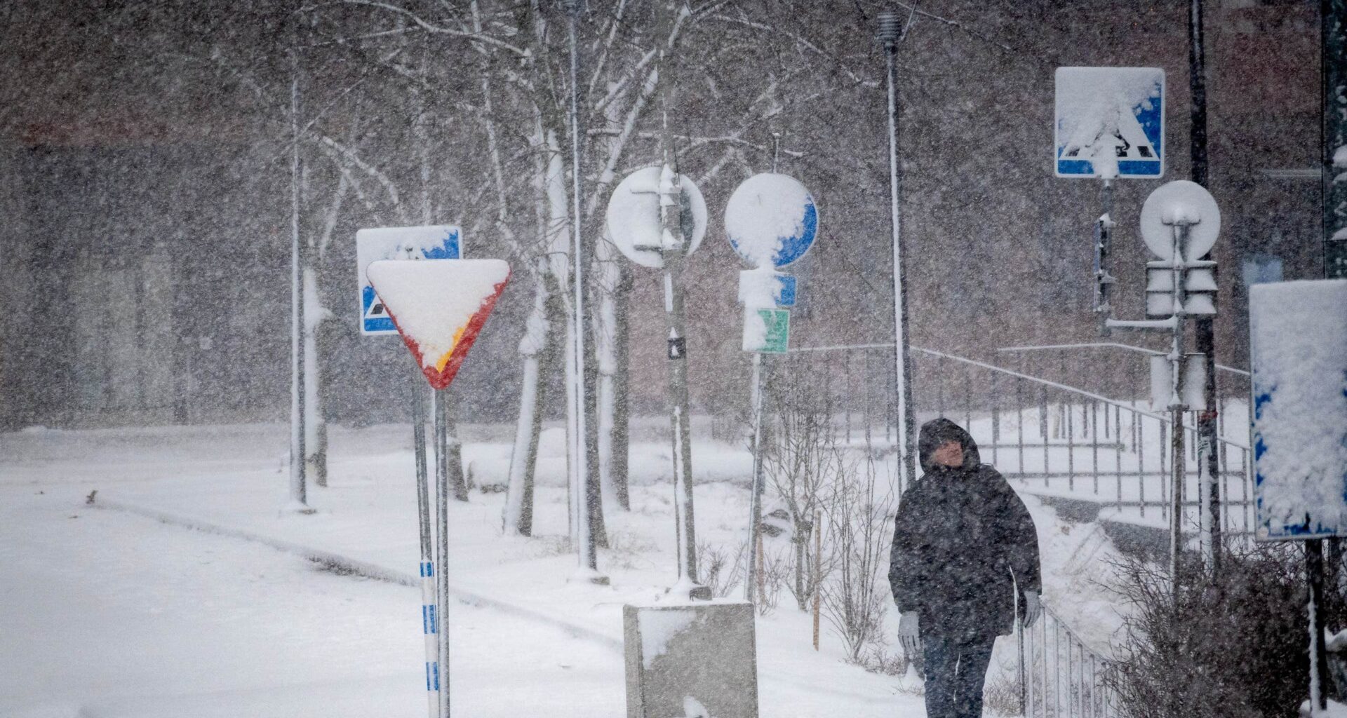 Tusentals strömlösa efter kaosstormen Annas intåg