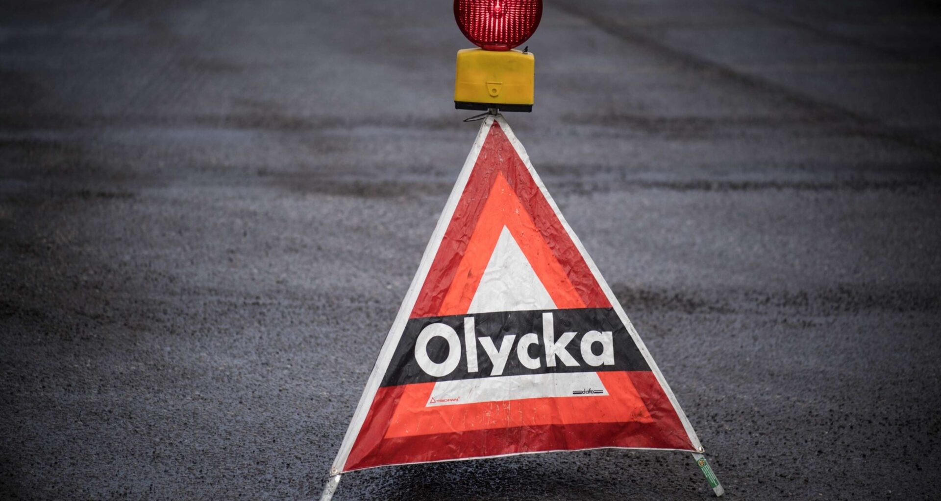 Bil körde ner stolpar och vajerräcke på E18 i Karlstad: ”Bråte på vägen” - NWT