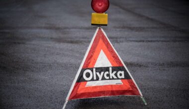 Bil körde ner stolpar och vajerräcke på E18 i Karlstad: ”Bråte på vägen” - NWT