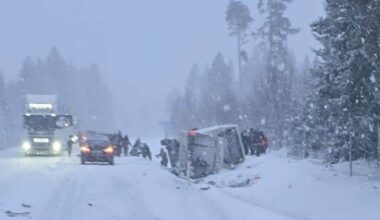 Dubbeldäckare har vält på E4 utanför Lövånger | Sverige